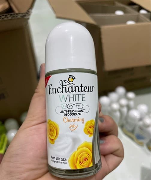 Lăn khử mùi Enchanteur White vàng Charming 50ml