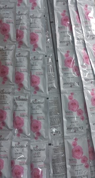 Sữa tắm Enchanteur white hồng Romantic (dây 10g)