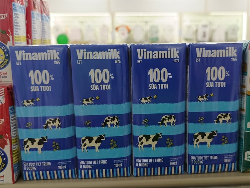 Sữa tươi tiệt trùng Vinamilk ít đường 180ml