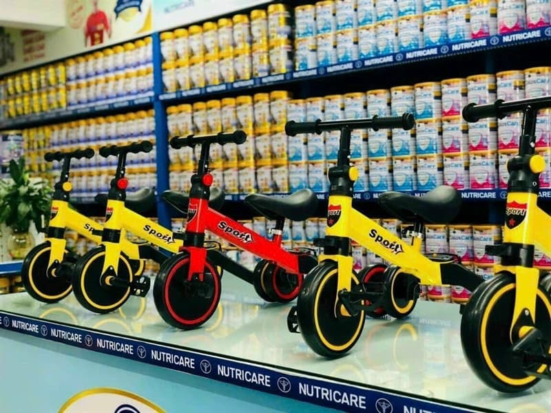 Xe chòi chân 3 bánh ( vàng, đỏ )