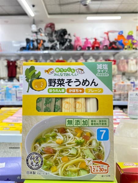 Mì hộp Ryohin 7m vị Bí đỏ, Cải (180g)