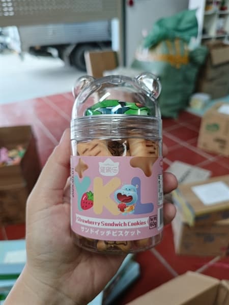 Bánh Strawberry Sandwich cookies 60g- vị Dâu có đồ chơi