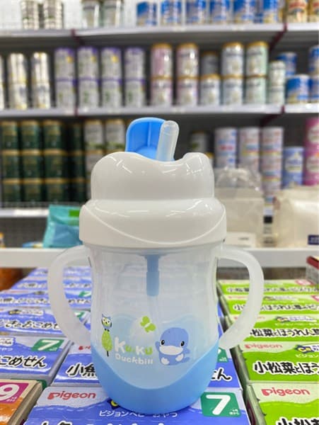 Bình Uống Nước Ống Hút Có Tay Cầm ( KU5472 )