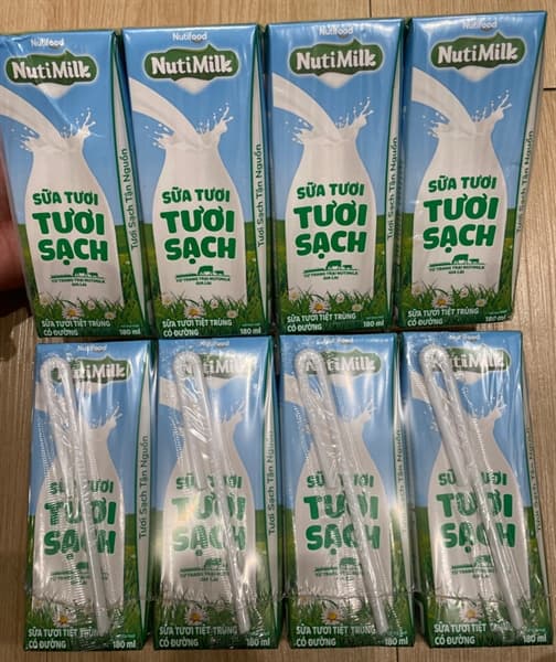 Sữa Tươi Tiệt Trùng Nutimilk Có Đường 180ml xanh