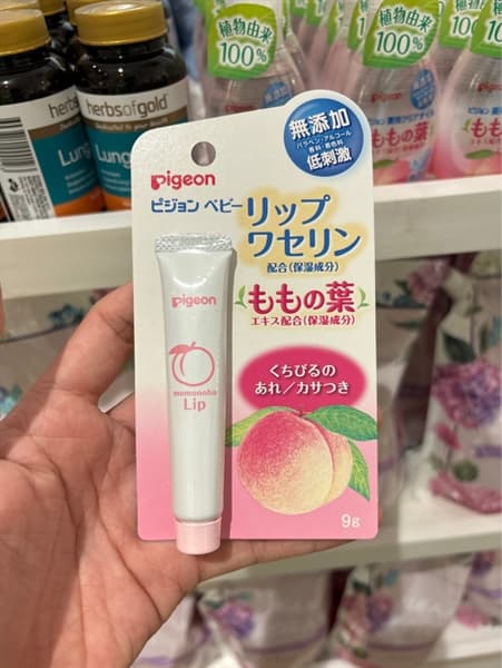 SON DƯỠNG MÔI CHO BÉ PIGEON VASELINE CHIẾT XUẤT LÁ ĐÀO 9G