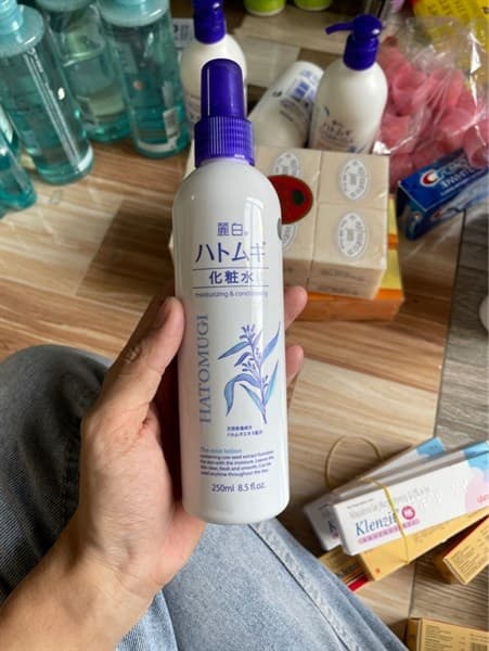 XỊT KHOÁNG DƯỠNG ẨM CHIẾT XUẤT Ý DĨ HATOMUGI 250ML
