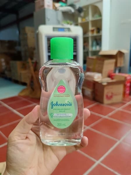 Dầu dưỡng ẩm Johson's baby Oil Aloe & Vite 200ml